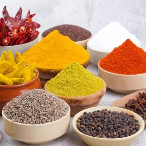 ۱۰ ادویه هندی پرکاربرد که باید در آشپزخانه‌تان داشته باشید